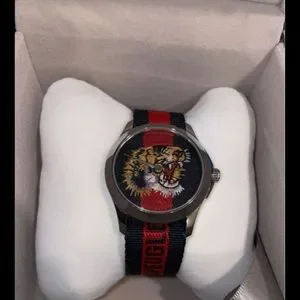 Authentic Gucci L\'avegue Par Amor Tiger Watch Le Marché des Merveilles tiger watch in yellow gold | Gucci  main image 4
